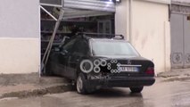 Ora News - Vlorë, makina del nga rruga përplaset me dyqanin kur shitësi po hapte qepenin