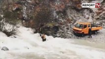 Report TV  - Qafë e Shorës bllokohet nga uji në mes të rrugës, e tërheqin me litarë