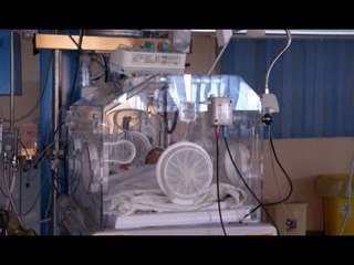 Histori suksesi në Shqipëri, lind fëmija i 8 i shëndetshëm nga prindër me HIV