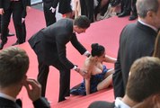 Cannes Film Festivali'nin Açılışına Yere Kapaklanan Konuk Damga Vurdu