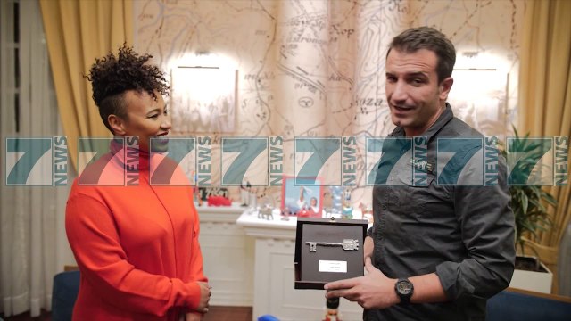 ERION VELIAJ I JEP ÇELESIN E QYTETIT KENGETARES EMELI SANDE - News, Lajme - Kanali 7