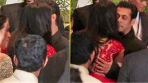 Sonam Kapoor Reception: Salman Khan KISSES Katrina Kaif INFRONT of MEDIA | FilmiBeat