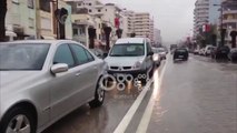 Ora News - Përmbytet rruga e Flamurit në Sarandë, rrezikohen bizneset anës rrugës