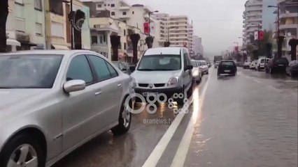 Ora News - Përmbytet rruga e Flamurit në Sarandë, rrezikohen bizneset anës rrugës