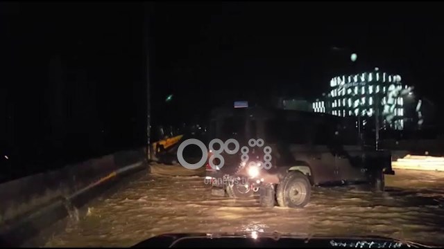 Ora News - Autostrada Tiranë-Durrës shndërrohet në ‘lumë’ nga reshjet, çahen bordurat