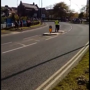 Une voiture fonce sur un signaleur pendant le Tour du Yorkshire