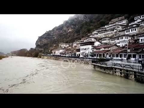 Ora News - Rriten prurjet e lumit Osum, rrezikohen banesat në lagjen muzeale