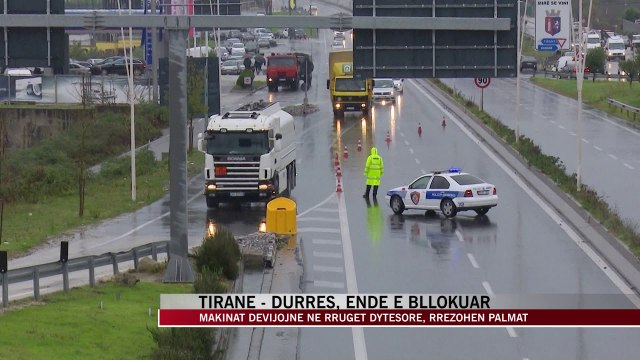 Vijon bllokimi në autostradë, përplasen disa makina, rrëzohen palmat - News, Lajme - Vizion Plus