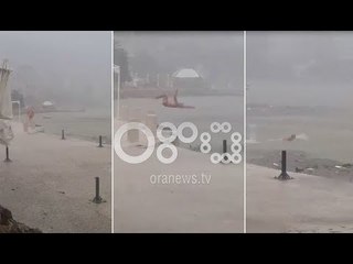 Ora News – Vendi në situatë kritike nga përmbytjet, por ky burrë nga Saranda “bën plazh”