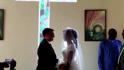 Un cocodrilo le arrancó el brazo pero no frenó su boda