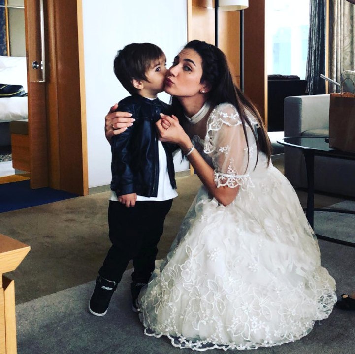 Buse Varol Baba Evinden Çıkarken 33 Yıllık Gelinlik Giymiş