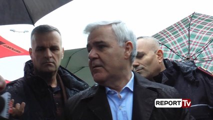 Report TV - Përmbytjet, i riu nga Tirana përlotet para Xhafajt , ministri i jep nr e telefonit