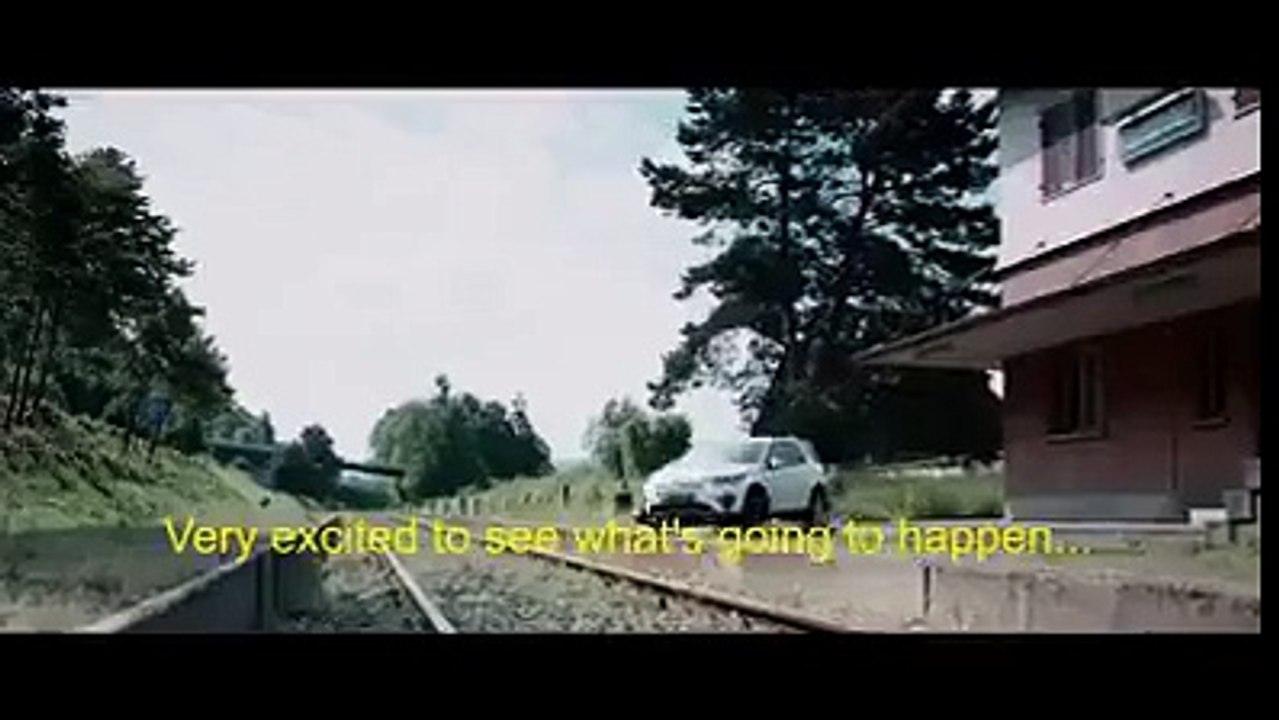 Land Rover vs Train.. Just whaoooo..