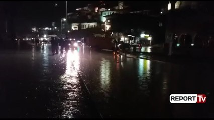 Berat, del nga shtrati lumi Osum,  uji depërton në pedonalen kryesore