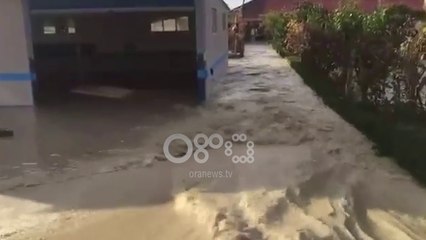 Ora News - Vjosa çan argjinaturat dhe shkakton përmbytje masive, dhjetra të evakuuar