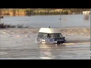 Ora News - Vjosa “rrëmben” furgonin e policisë me tre efektivë, ndërhyn ushtria