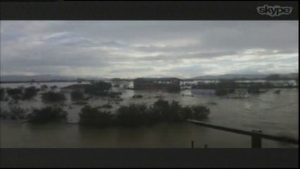 Ora News - Gazetarja ndërpret raportimin tjetër shpërthim i Vjosës në urën e Mifolit