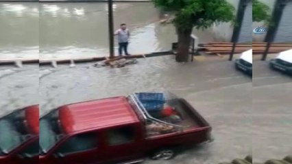 Saruhanlı’da 20 dakika süren sağanak yağış hayatı felç etti