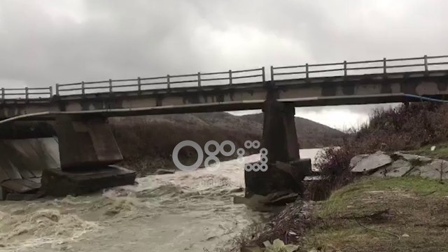 Ora News - Kjo urë në Korçë rrezikon të shembet nga momenti në moment