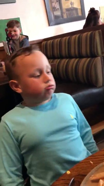 Ce gamin crève après avoir mangé un super piment !