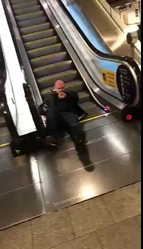 Tombé ivre dans l'escalator il reste coincé dans les marches !
