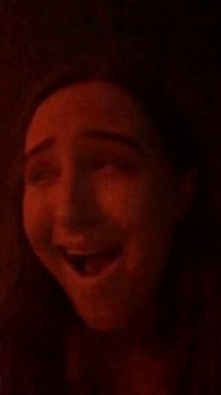 Ivre elle se rend compte de l'affreuse musique electro !