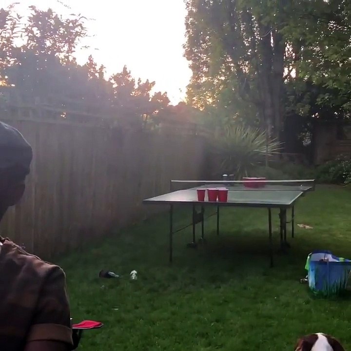 Il marque au BeerPong de dos à 10m de la table !