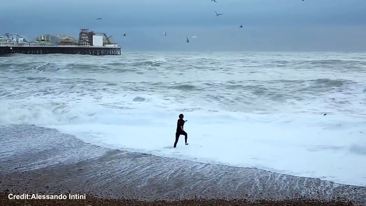 Žena bez razmišljanja skočila u more kako bi spasila psa, ne shvatajući koliko je opasna situacija…