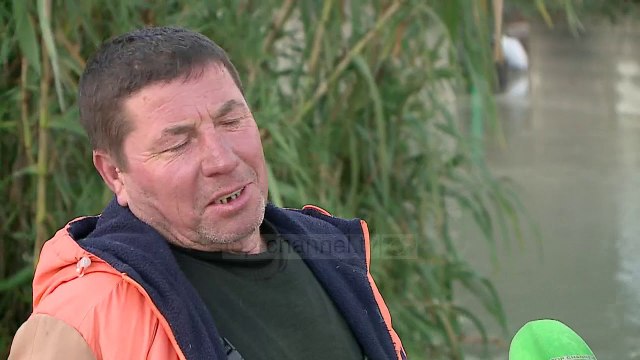 Në Novoselë me varkë; fshati i pushtuar nga uji - Top Channel Albania - News - Lajme