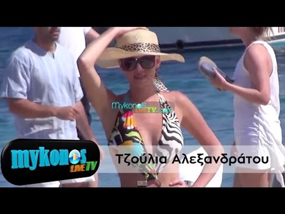 Τα  σταριλίκια  της Τζούλιας Αλεξανδράτου στην Μύκονο!I Julia Alexandratou acts like a star