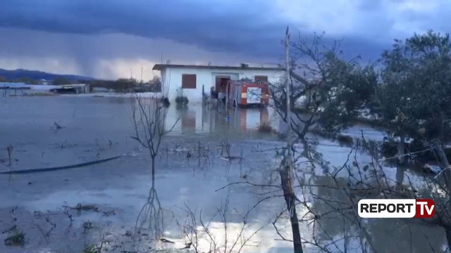 Report TV - Fier, makina zjarrëfikëse zhytet në ujë, nxirren nga shtėpia banorët e izoluar