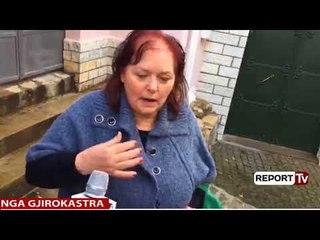 Report TV - Shembet një banesë e vjetër në  ​Gjirokastër, shpëtojnë familjarët