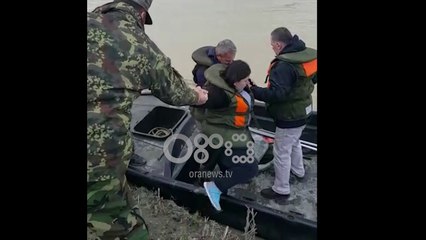 Ora News - Momenti i shpëtimit të banorëve në Darzezë, Fier