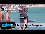 The quiet vacation of Modern Family star Jesse Tyler Ferguson in the cosmopolitan island of Mykonos