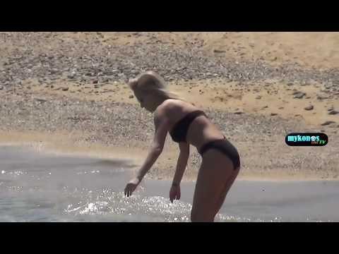 Η Δούκισσα Νομικού μας στέλνει αδιάβαστους με το αισθησιακό δαντελωτό μαγιώ της στην Μύκονο