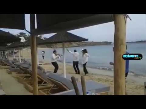 Τραγουδιστής με τα ρούχα μέσα στα παγωμένα νερά της Μυκόνου παρασέρνει τουρίστρια