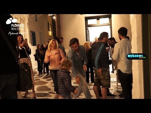 Δείτε τον ακομπλεξάριστο Γιώργο Μαυρίδη να χορεύει στα σοκάκια της Μυκόνου