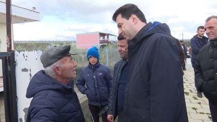 Ora News - Basha në Darzezë: Emergjente ndihma me ushqime