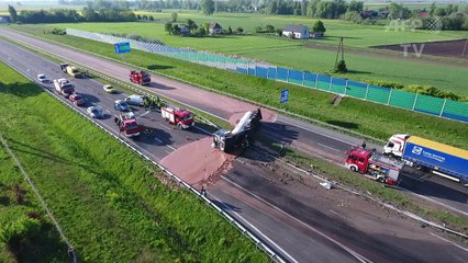 Un río de chocolate sobre una autopista polaca tras accidente