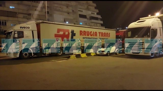 DURRES, KAMIONET BLLOKOHEN NE PORT, POLICIA I KALON NE SKANER - News, Lajme - Kanali 11