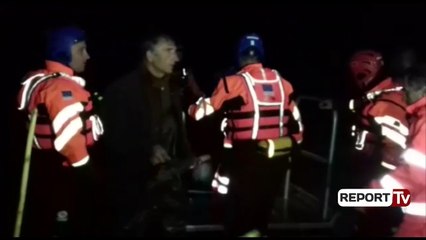 Report TV - Policia operacion në Darëzezë, evakuon familjen 9 anëtarëshe, ishin izoluar nga uji
