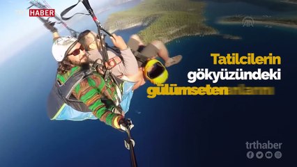 Paraşütle atlayan tatilcilerden tebessüm ettiren sözler