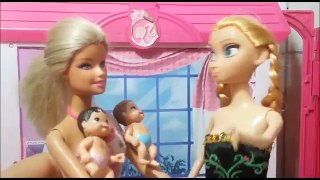 Barbie cuida dos gêmeos da anna frozen!! Em portugues