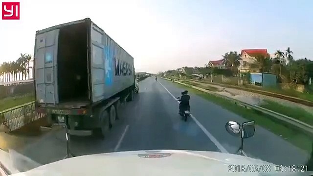 Hai thanh niên không mũ bảo hiểm, đánh võng thách thức trước đầu container