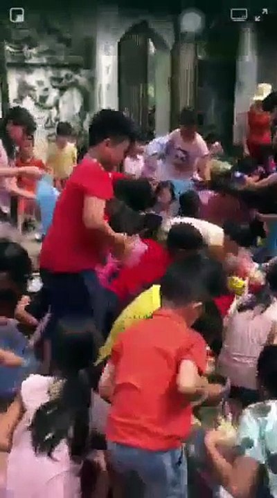 Tục cướp cháo vừa lạ mà vừa hay khiến CĐM hào hứng vì như được trở về với tuổi thơ