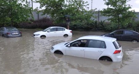 Ankara'da Sağanak, Etkili Oldu, Sürücüler Araçlarında Mahsur Kaldı