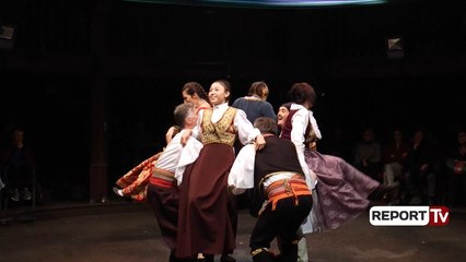 Report TV - Regjisori amerikan ngjit në Teatrin Metropol “Nata e 12-të”