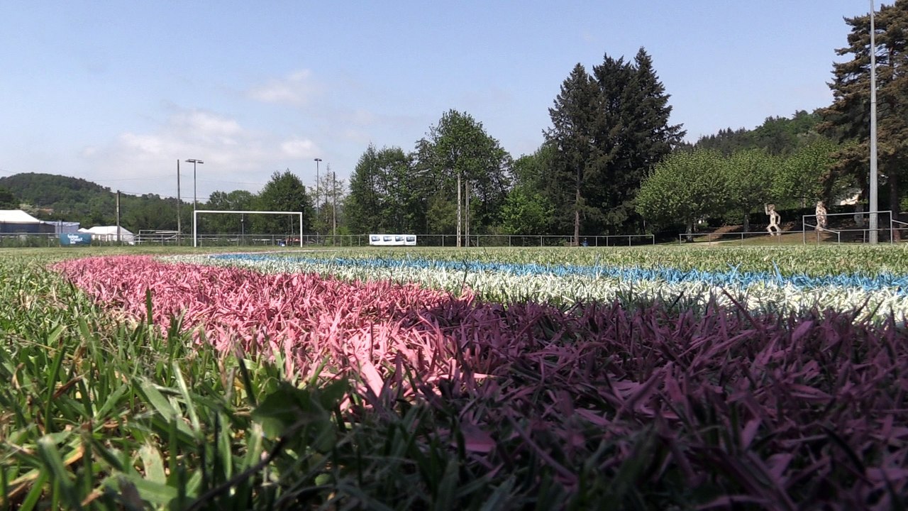 Derniers préparatifs à Sail-sous-Couzan avant l'arrivée d'Aimé Jacquet pour les 20 ans de la victoire de 98