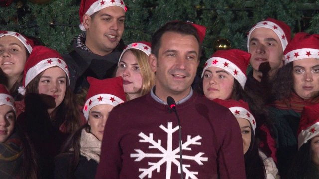 Ora News - Ndizen dritat e pemës së festave të fundvitit në sheshin “Skënderbej”