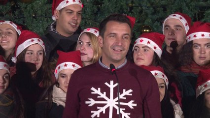 Ora News - Ndizen dritat e pemës së festave të fundvitit në sheshin “Skënderbej”